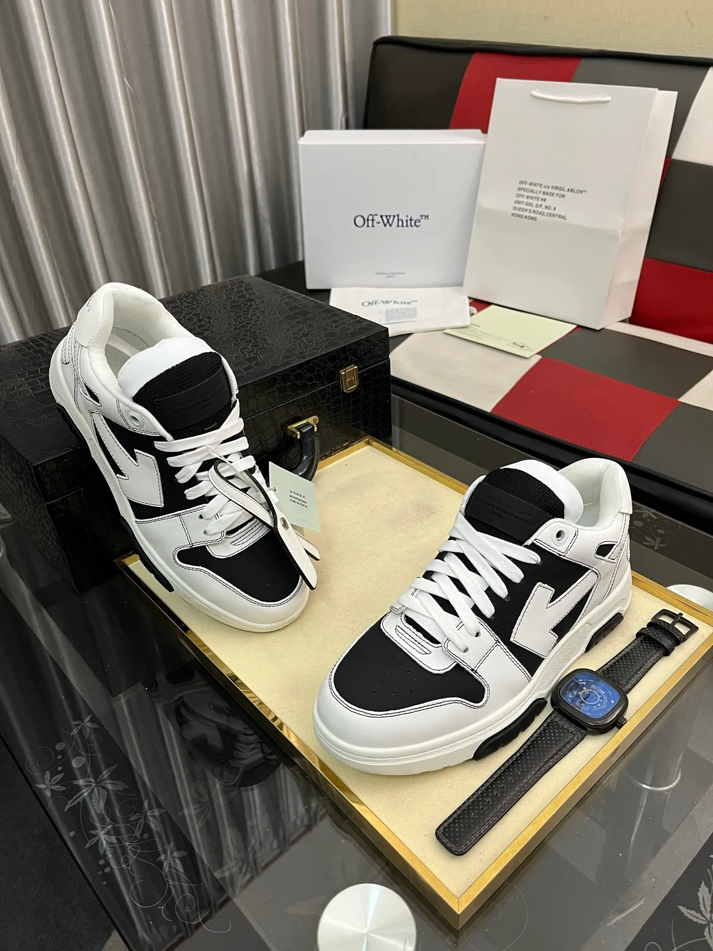 Men's shoes 💰600⌚️⌚️ OFF-White C/O VirGil Abloh fashionable and versatile casual shoes. Exclusive first release of the new model. Made of environmentally friendly cowhide leather and mesh fabric upper material. The insole is embedded with foam cushioning EVA material. The correct midsole is equipped with EVA lightweight cushioning. External tooth nail rubber outsole. The correct accessories can be customized simultaneously. Women's model: 35-40 Men's model: 39-45